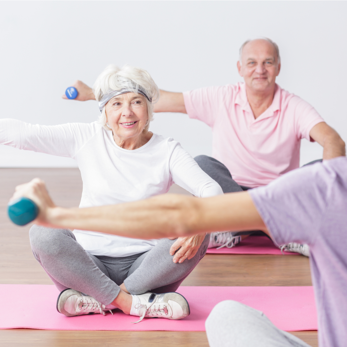 Занятия для старых людей. ЛФК. Физкультура для пожилых. ЛФК для пожилых упражнения. Оздоровительная физкультура для пожилых.